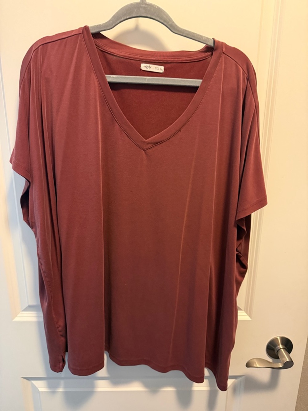 Edge V-Neck Short Sleeve Tee in Mauve
